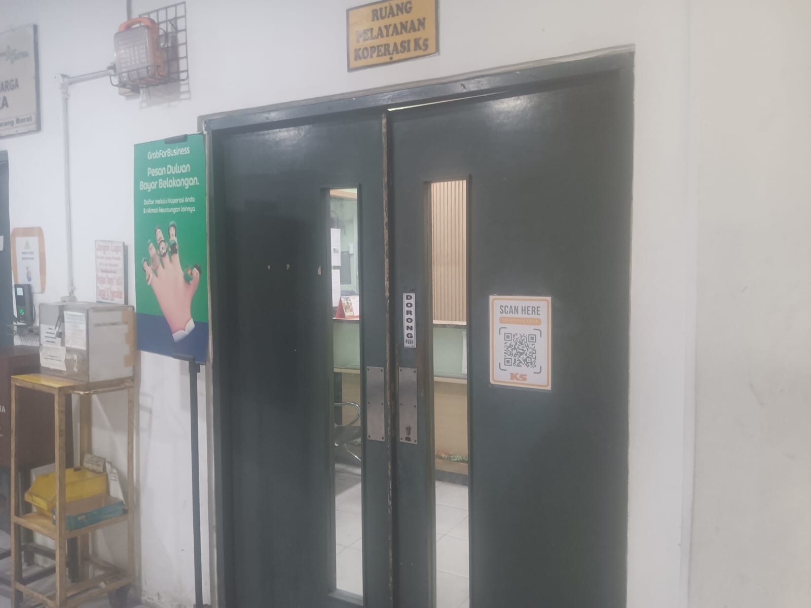 Pintu masuk ruang pelayanan Koperasi K5